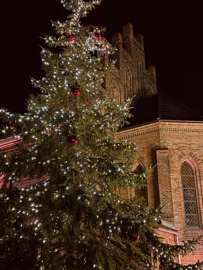 Baum Kirche Advent 2025