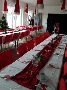 geschmückter Weihnachtstisch im DGH